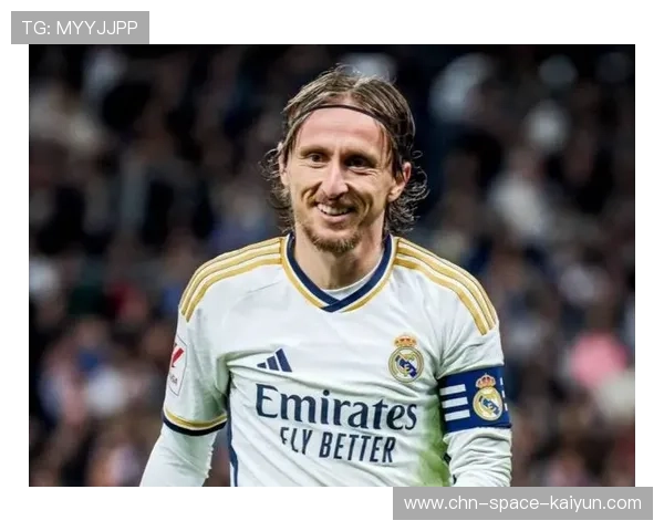 特写：克罗地亚老将莫德里奇跪地掩面，欧洲杯绝唱背影苍凉